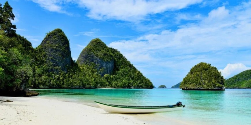Paket Tour Raja Ampat 2025: Surga Bawah Laut yang Wajib Dijelajahi